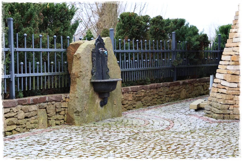 Fontanna w ogrodzie aranżacje 60