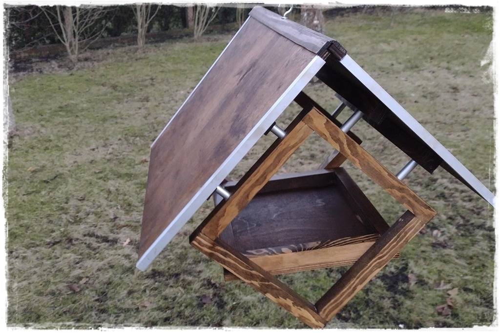 Karmnik w ogrodzie 140