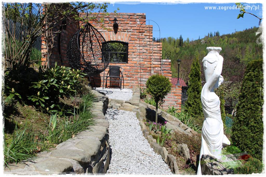 ogród na skarpie 303