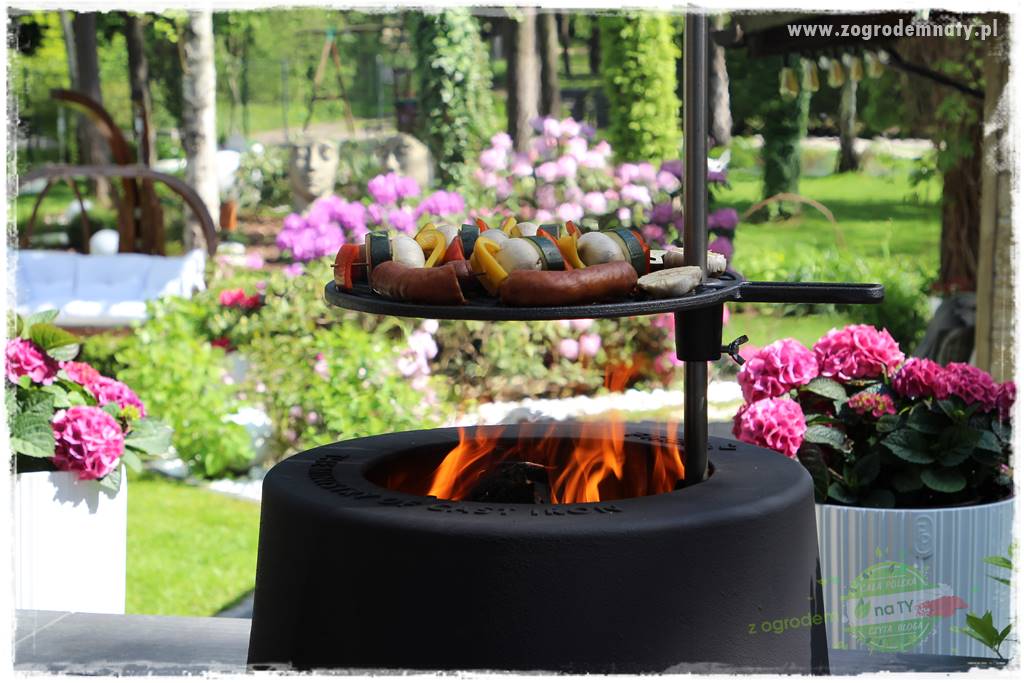 Ogród pod drzewami 122