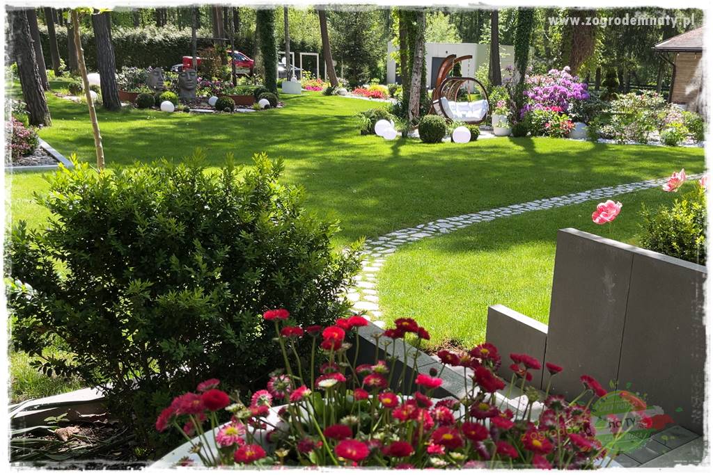 Ogród pod drzewami 20
