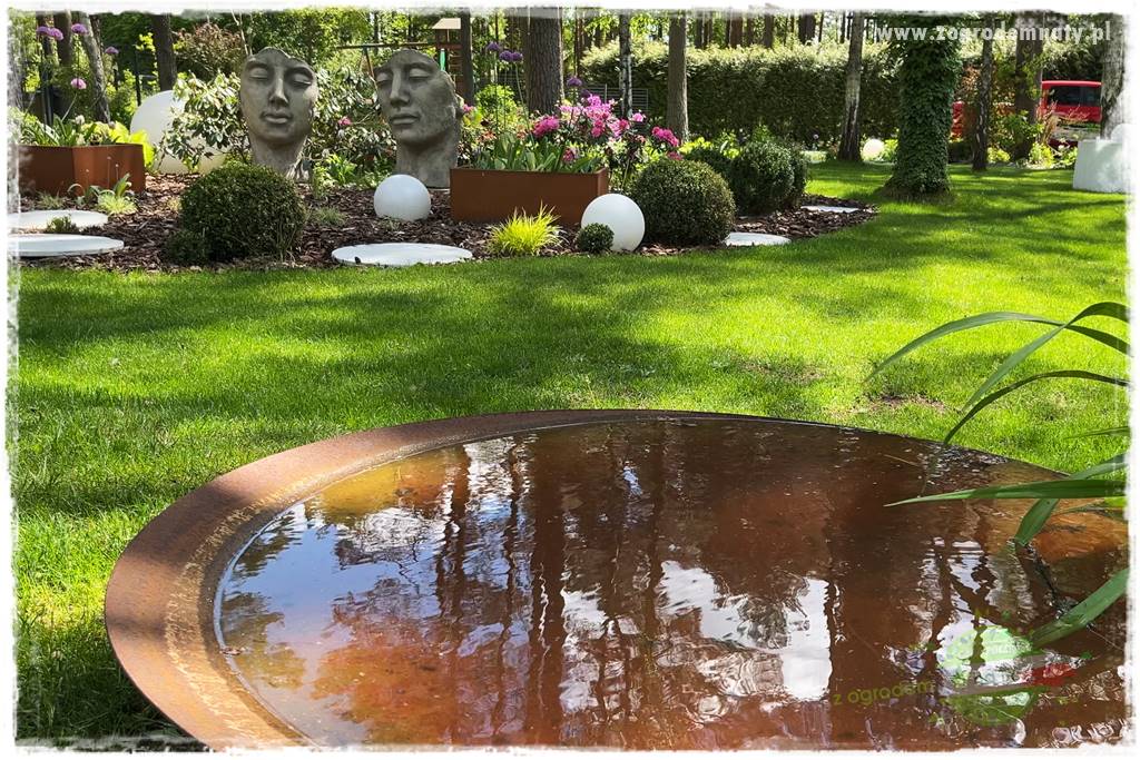 Ogród pod drzewami 24