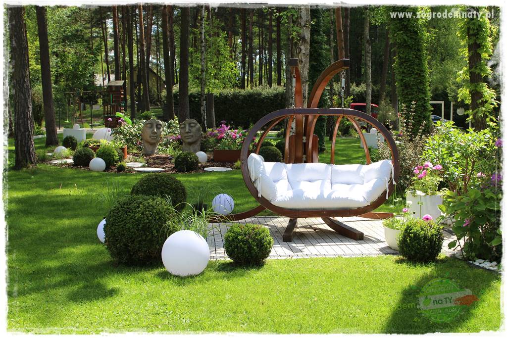 Ogród pod drzewami 306