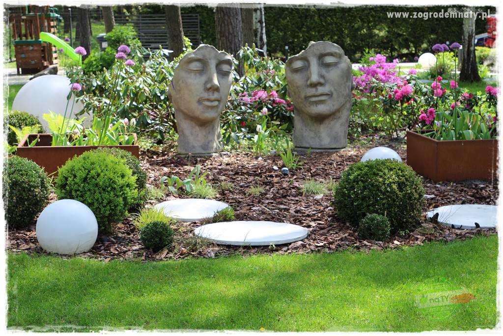 Ogród pod drzewami 307