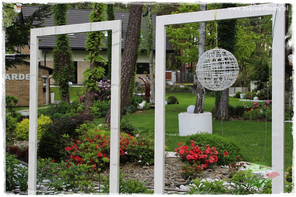 Ogród pod drzewami 38