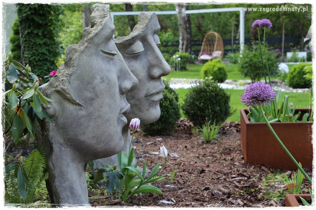 Ogród pod drzewami 402