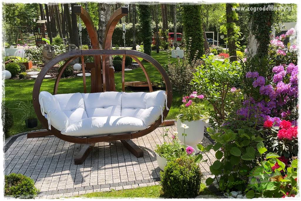 Ogród pod drzewami 405