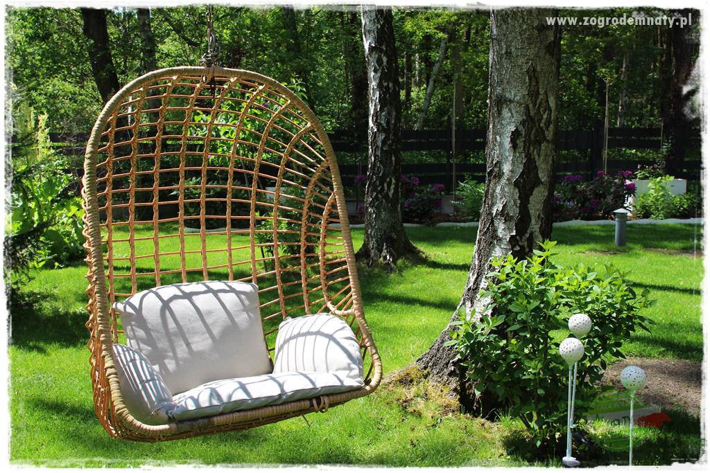 Ogród pod drzewami 412