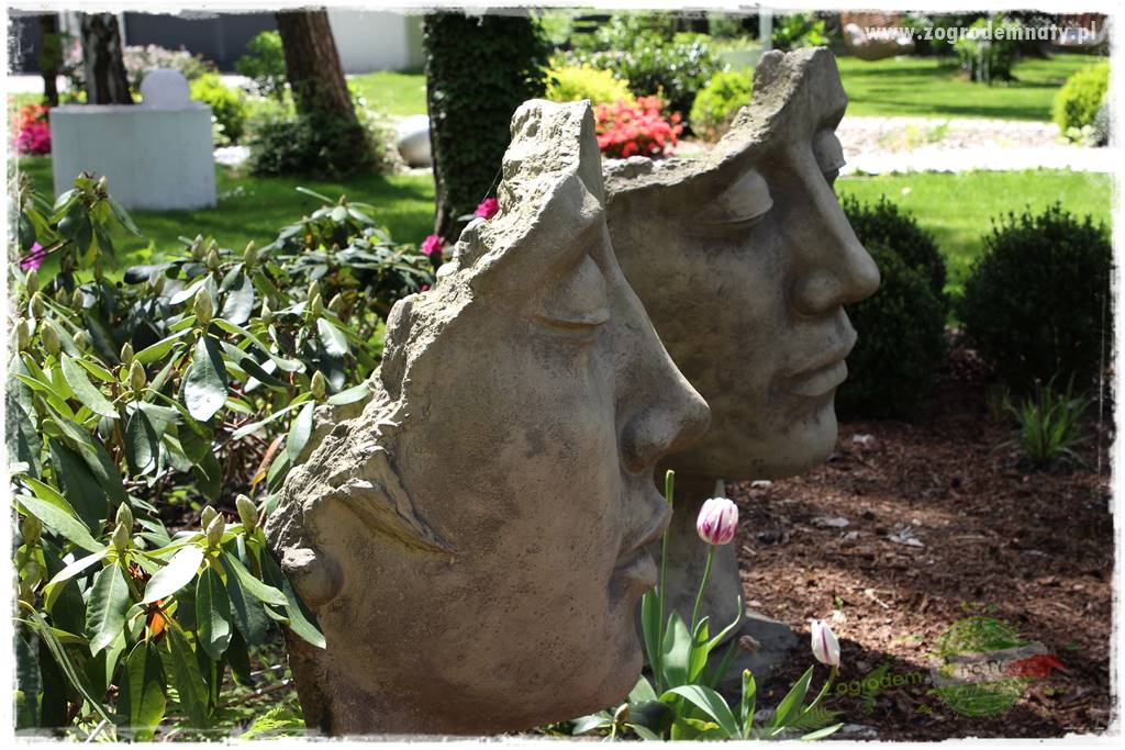 Ogród pod drzewami 414