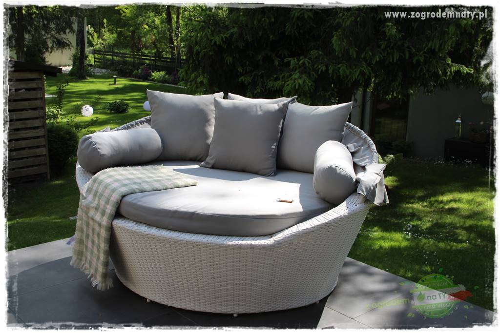 Ogród pod drzewami 417