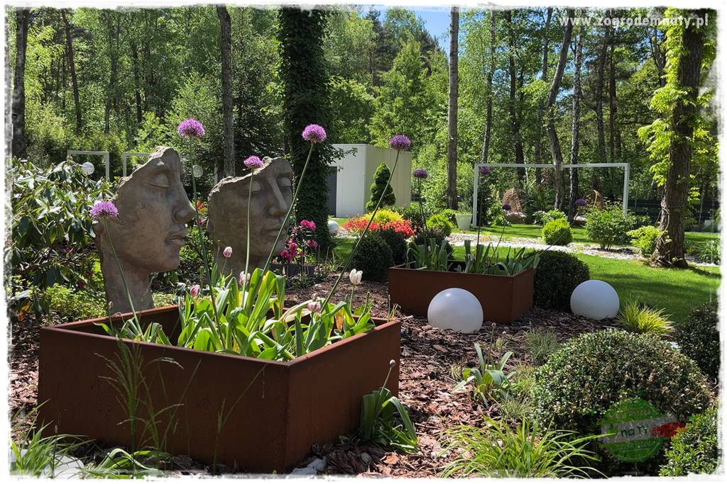 Ogród pod drzewami 418