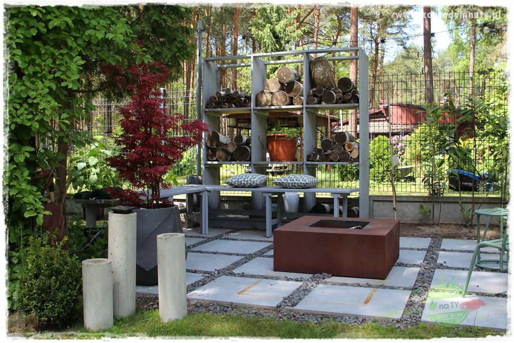 Ogród pod drzewami 420