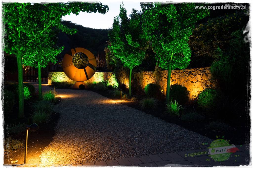Nowoczesne oświetlenie ogrodu 24