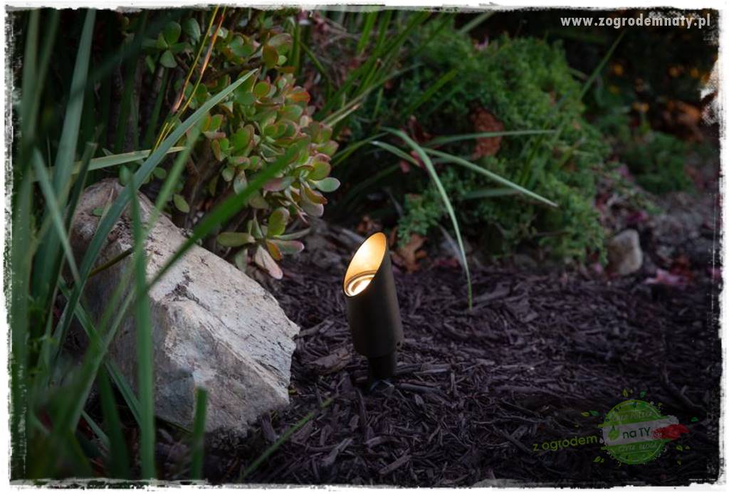Nowoczesne oświetlenie ogrodu 40